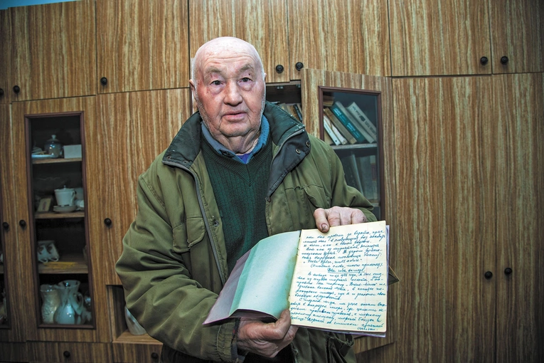 Grzegorz (Grisza) Baraniecki pokazuje dzienniki ojca.