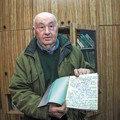 Grzegorz (Grisza) Baraniecki pokazuje dzienniki ojca.