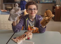 Austin (w tej roli Jacob Laval) jak nikt inny potrafi znajdować jasne strony każdej sytuacji.
