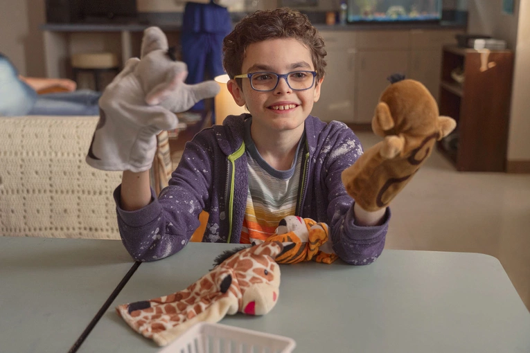 Austin (w tej roli Jacob Laval) jak nikt inny potrafi znajdować jasne strony każdej sytuacji.