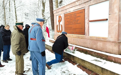 Modlitwa, krótkie przemówienia, złożenie kwiatów, gra orkiestry to proste, ale potrzebne gesty pamięci.