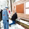 Modlitwa, krótkie przemówienia, złożenie kwiatów, gra orkiestry to proste, ale potrzebne gesty pamięci.