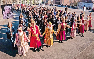 Pierwsze pary w szlacheckich kontuszach.