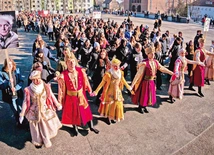 Pierwsze pary w szlacheckich kontuszach.