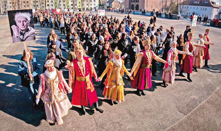 Pierwsze pary w szlacheckich kontuszach.