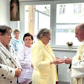 Kapelani w kaplicach i przy łóżkach udzielali pacjentom sakramentu namaszczenia.