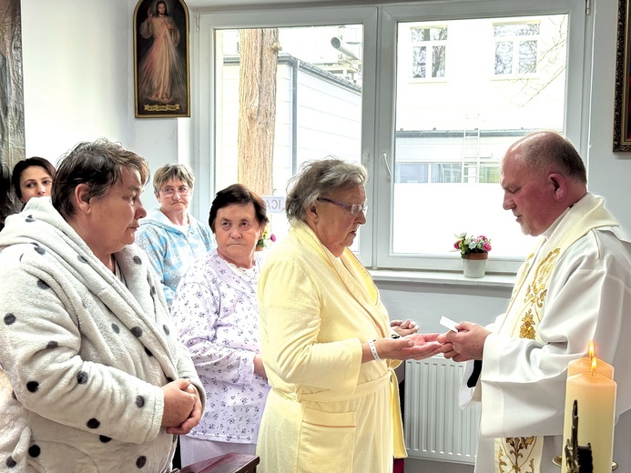 Kapelani w kaplicach i przy łóżkach udzielali pacjentom sakramentu namaszczenia.