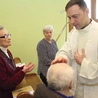 Namaszczenie przyjęli też inni uczestnicy uroczystości.