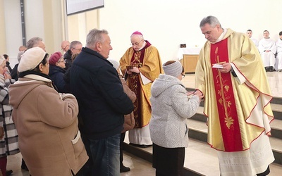 Sakramentu udzielał biskup elbląski oraz kapłani koncelebrujący Eucharystię.