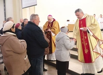 Sakramentu udzielał biskup elbląski oraz kapłani koncelebrujący Eucharystię.