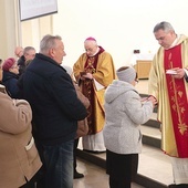 Sakramentu udzielał biskup elbląski oraz kapłani koncelebrujący Eucharystię.