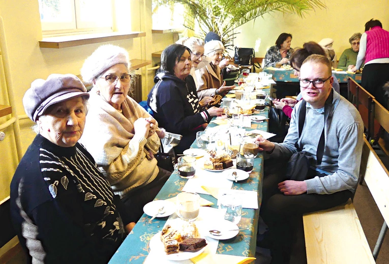 Panie Danuta i Stanisława razem z Michałem podczas pielgrzymiej gościny.