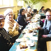 Panie Danuta i Stanisława razem z Michałem podczas pielgrzymiej gościny.