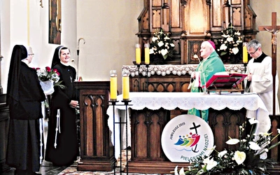 Podczas liturgii w klasztornym kościele.