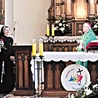 Podczas liturgii w klasztornym kościele.