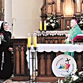 Podczas liturgii w klasztornym kościele.