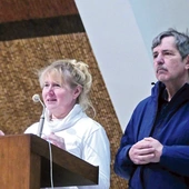 Beata i Krzysztof dzielili się, jak Jezus towarzyszy im w codzienności.