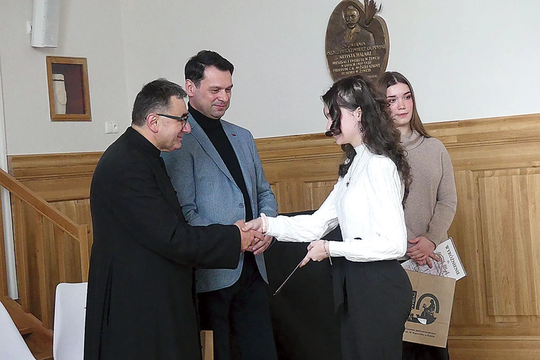 Ks. Grzegorz Gruszecki i dyrektor I LO Jacek Biłko, którzy ponownie patronują konkursowi, z laureatkami ubiegłorocznej gali.