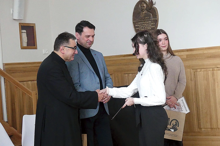 Ks. Grzegorz Gruszecki i dyrektor I LO Jacek Biłko, którzy ponownie patronują konkursowi, z laureatkami ubiegłorocznej gali.