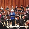 Na scenie wśród muzyków – dyrektor Barbara Cybulska-Konsek (z prawej) i doktor Anna Byrczek.