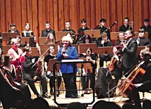 Na scenie wśród muzyków – dyrektor Barbara Cybulska-Konsek (z prawej) i doktor Anna Byrczek.