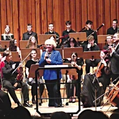 Na scenie wśród muzyków – dyrektor Barbara Cybulska-Konsek (z prawej) i doktor Anna Byrczek.