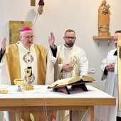 Mszy św. w kaplicy szpitalnej przewodniczył abp Józef Górzyński.