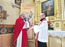 	Ks. Andrzej Krasiński (z lewej) i ks. Wojciech Kućko z relikwiami męczenników z Markowej.