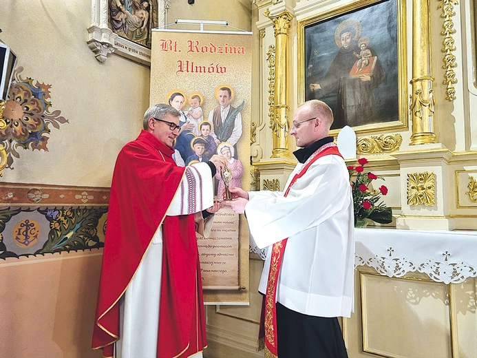 	Ks. Andrzej Krasiński (z lewej) i ks. Wojciech Kućko z relikwiami męczenników z Markowej.