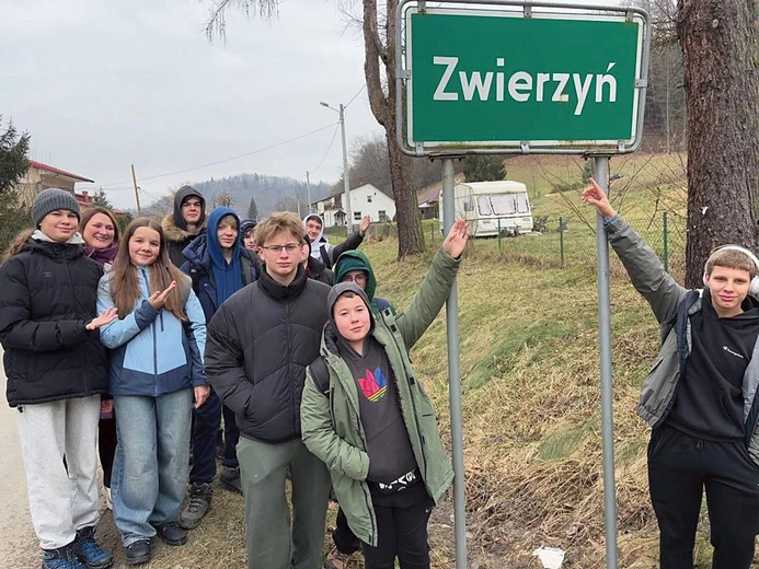 	W zimowisku uczestniczyła młodzież z Mokrzeszowa, Nowej Rudy i Kłodzka.