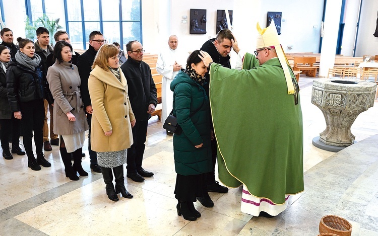 	Małżonkowie otrzymali indywidualne błogosławieństwo.