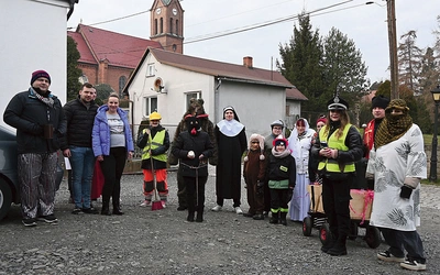 	Grupa zarażała mieszkańców dobrym humorem. 