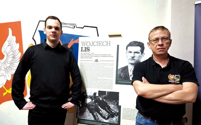 	Karol Dolina (z lewej) i Grzegorz Miller przy planszy z podobizną Wojciecha Lisa.