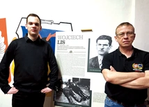 	Karol Dolina (z lewej) i Grzegorz Miller przy planszy z podobizną Wojciecha Lisa.