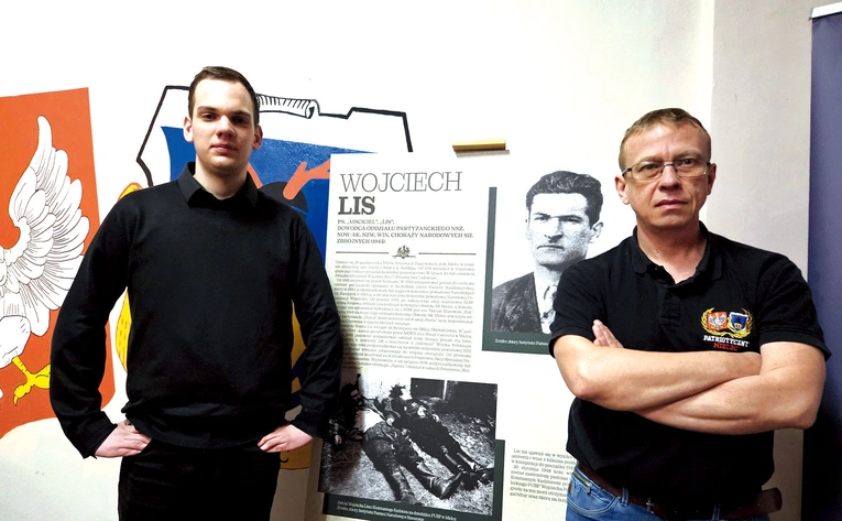 	Karol Dolina (z lewej) i Grzegorz Miller przy planszy z podobizną Wojciecha Lisa.