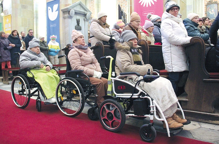 	Metropolita wrocławski zachęcał, by chorzy przylgnęli do Chrystusa i na Jego wzór znosili cierpienie.
