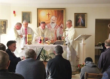 	Mszę św. wraz z biskupem tarnowskim celebrowali ks. Bogusław Czech, ks. Jan Krupa i ks. Grzegorz Zimoń.