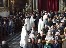 	Podczas Eucharystii wierni przyjęli sakrament namaszczenia chorych.