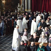 	Podczas Eucharystii wierni przyjęli sakrament namaszczenia chorych.