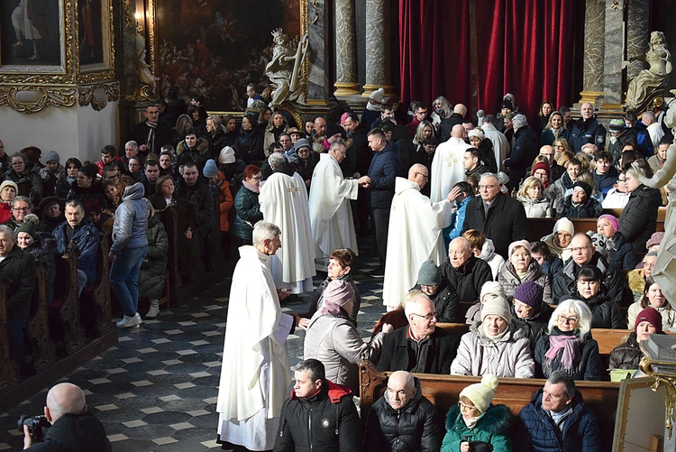 	Podczas Eucharystii wierni przyjęli sakrament namaszczenia chorych.