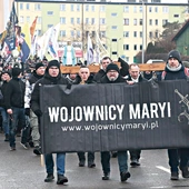 	Spotkanie rozpoczęło się procesją różańcową.