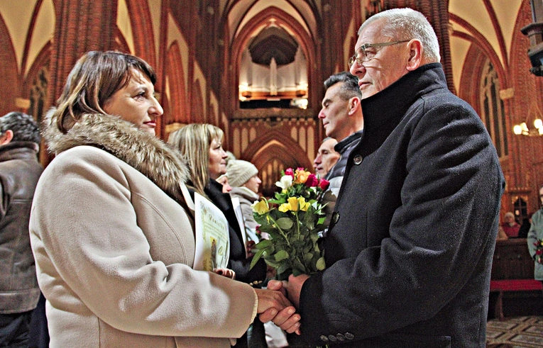 	W czasie Mszy małżeństwa otrzymały indywidualne błogosławieństwo od kapłanów, pamiątkowy dokument i różę.