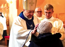 	– Apostolat modlitwy ludzi chorych podtrzymuje świat w miłości, chroni przed złem – podkreślił bp Lityński.