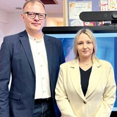 	Ola i Jacek otrzymali nagrody za długoletnią pracę w Centrum Powiadamiania Ratunkowego.