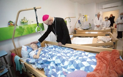 	Abp Adrian Galbas długo modlił się z chorymi i wręczał im obrazki z wizerunkiem cudownego krucyfiksu z kaplicy Baryczków.