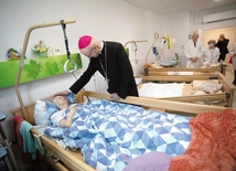 	Abp Adrian Galbas długo modlił się z chorymi i wręczał im obrazki z wizerunkiem cudownego krucyfiksu z kaplicy Baryczków.