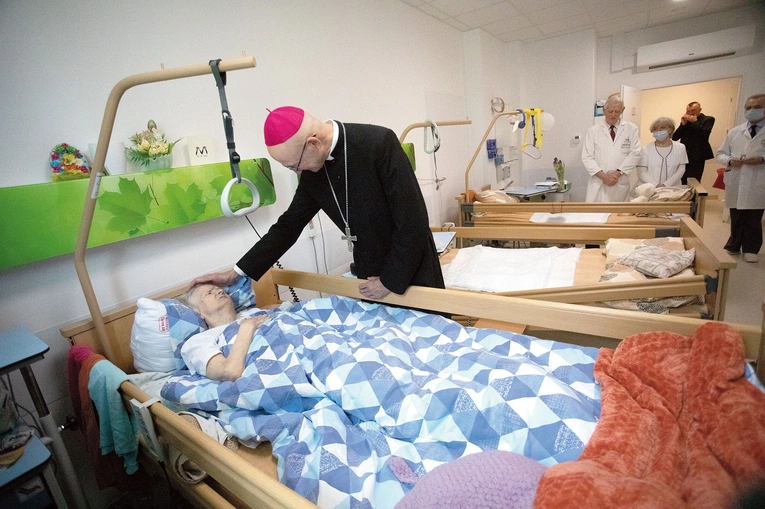 	Abp Adrian Galbas długo modlił się z chorymi i wręczał im obrazki z wizerunkiem cudownego krucyfiksu z kaplicy Baryczków.