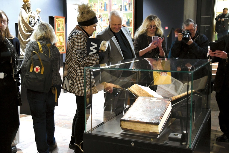 	Prezentacja księgi wymaga specjalnych warunków  – klimatyzowanej gabloty z temperaturą  20–23 st. C. i wilgotnością 45–55 proc.