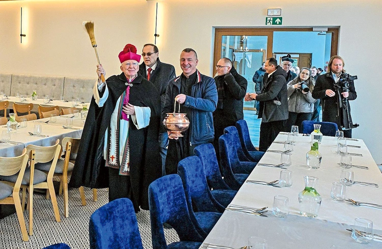 Sala restauracyjna pomieści tłum gości.