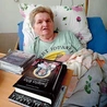 Pani Ula z książką o św. Ricie, otrzymaną od muzyka. 